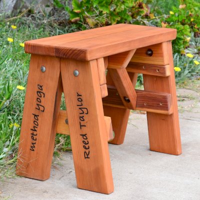 Classic Wooden Picnic Bench (Options: 2 ft, 17 1/2 inches H, Mature Redwood, Rounded Corners, Custom Engraving, Transparent Premium Sealant).