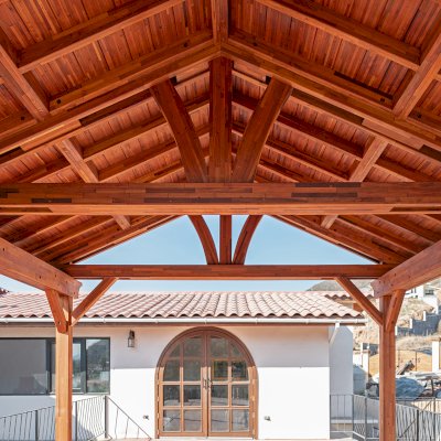 Del Norte Outdoor Kitchen Pavilion (Options: 20' L x 16' W, Mosaic Mature Redwood, No Ceiling Fan Base, No Electrical Wiring Trim Kit, No Post Decorative Trims, Transparent Premium Sealant). 