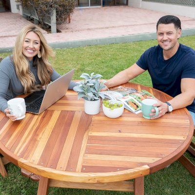 Karyn's Redwood Round Folding Picnic Table (Options: Arc Picnic Benches, California Redwood, 3 Arc Folding Benches, Standard Tabletop, Checkerboard, No Umbrella Hole, Transparent Premium Sealant).