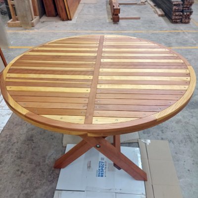 Karyn's Round Wooden Folding Table in Production (Options: No Seating, Mosaic Redwood, Standard Tabletop, Boards Laid in the Same Direction, Visible Screw Placement, No Umbrella Hole, Transparent Premium Sealant).