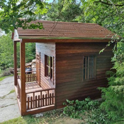 Kid's Backyard Cabin (Options: 14ft L x 10ft W, 8ft Wall H, Douglas-fir [Exterior Siding & Roofing in California Redwood by Custom Request], 4ft Front Porch Size [Included in the Overall Length], Interior Tongue & Groove Flooring, Shiplap Roof, Coffee-Stain Premium Sealant). Photo Courtesy of T. ONeill of Kimberling City, MO.