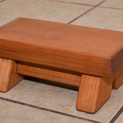 Mini Wooden Foot Stool (Options: Mature Redwood, 4 1/2" H, No Engraving, Transparent Premium Sealant).