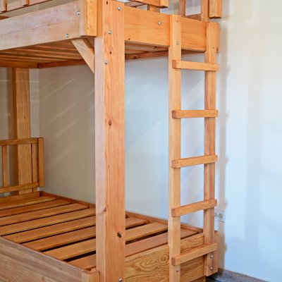 Punta Banda Bunk Bed (Twin over Twin, Douglas-Fir, 1 Ladder, Headboard, No Drawers, 10" Safety Rails, Transparent Premium Sealant).