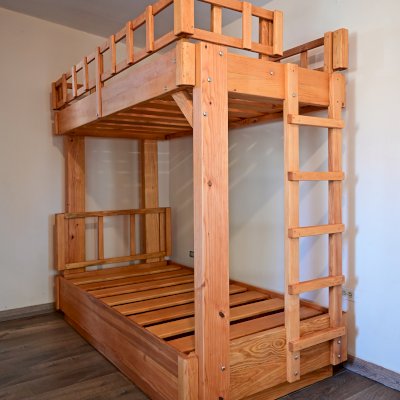 Punta Banda Bunk Bed (Twin over Twin, Douglas-Fir, 1 Ladder, Headboard, No Drawers, 10" Safety Rails, Transparent Premium Sealant).