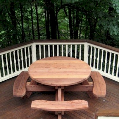 Round Wooden Picnic Tables (Attached Benches) (Options: 4.5' Diameter, Attached Benches, Mature Redwood, Seamless Tabletop, No Lazy Susan, Umbrella Hole & Plug, Transparent Premium Sealant).