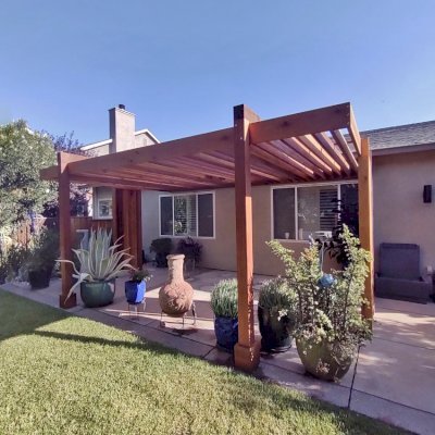 Custom Attached L.A. Modern Pergola (Options: 20' L, 14' W, California Redwood, 10 ft Post Height, with 2 Custom Privacy Panels, No Electrical Wiring Trim Kit, 4-Post Anchor Kit for Concrete, 1 Ceiling Fan Base,  No Rain Guard, Transparent Premium Sealant).