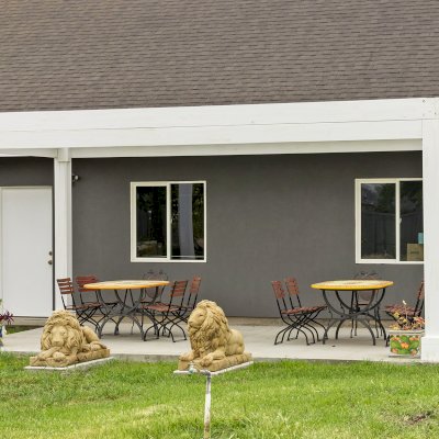 Silverado Modern Pergola (Options: 20' L, 10' W, Standard Roof Style, 12" Roof Rafter Spacing, Mosaic Redwood,  4-Post Anchor kit for Concrete, White Primer). 