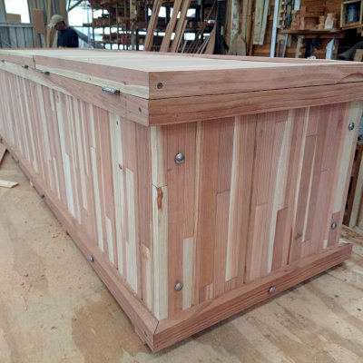 Traditional Wooden Storage Bench in Production (Options:  84 L x 24 W x 20 H inches, Mosaic Redwood, with Pistons, with Ventilation, Split Seat, with Feet).